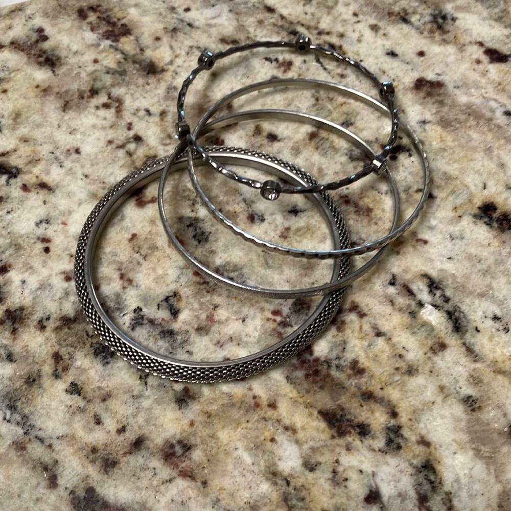 Set of 4 bangle bracelets